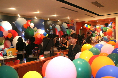 ファッションズ・ナイト・アウト、俄「パーティ フォー ザ プレッジ」大盛況