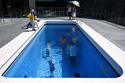 水中に、壁面に人…レアンドロ・エルリッヒ展 北京で開催