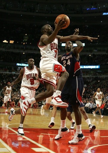 ブルズ ホークスに勝利し連敗を4で止める