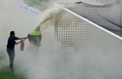 W杯予選サッカーゴールにハチが・・・！ 消火器で撃退 メキシコ
