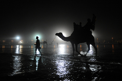 熱帯夜に相次ぐ停電、市民ら砂浜で一息 パキスタン