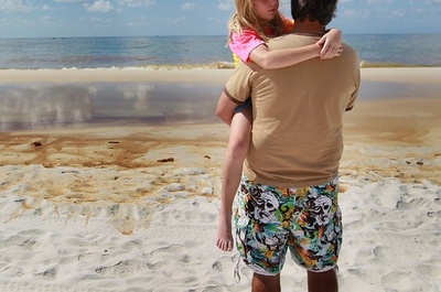 小型機が海岸に不時着、散歩中の親子が死傷 米フロリダ