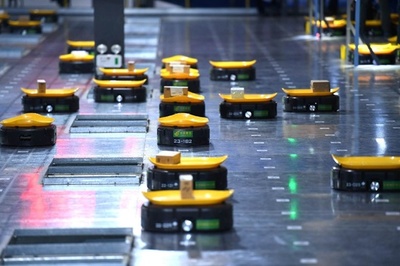 あのキャラクターに似てる？黄色いスマート仕分けロボットが活躍　中国「独身の日」商戦