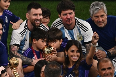 悲願達成のメッシ、家族と喜び カタールW杯