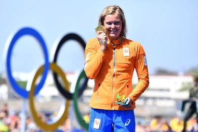 ファンラウエンダール、水質汚染と荒波を乗り越えオープンウオーターで金