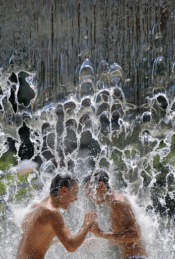 暑いときは水着で噴水へ？スペイン・コルドバ