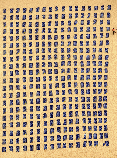 シドニー砂浜にバスタオル1700枚、日焼けによるがんの危険性訴える