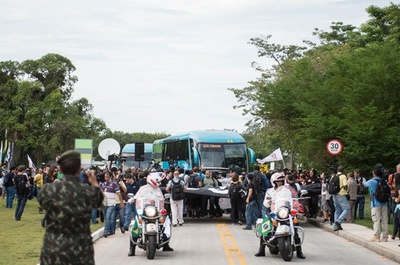 ブラジル代表のバス、抗議デモに囲まれる