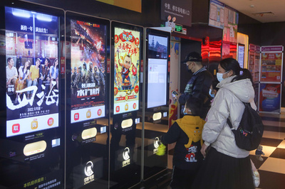 中国の映画興収が激減、入場客1.8人の日も 製作の制約も痛手に