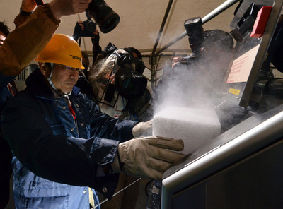 東芝、「遠隔除染ロボ」公開 今夏にも福島原発へ