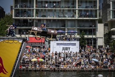 大空目指してテークオフ!? おもしろ人力飛行機次々登場 リヨン