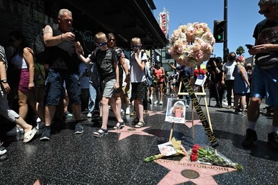 オリビア・ニュートン・ジョンさん追悼 ハリウッドの星に献花も
