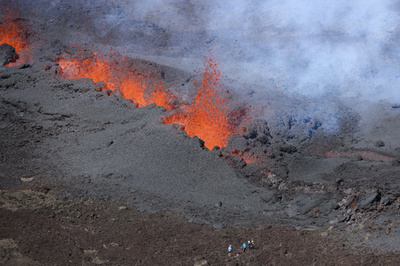 仏海外県の火山、今年3度目の噴火 15m上まで溶岩噴出