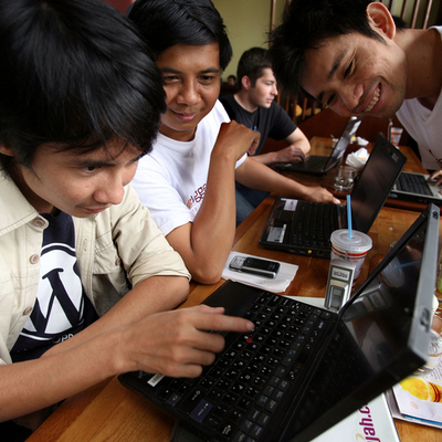 カンボジア社会を変えていく若いブロガーたち