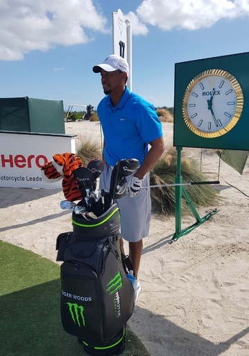 復帰直前のウッズ、ジーター氏らとリラックスムードで練習R