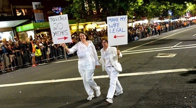 シドニー名物ゲイパレード、9000人が行進 35年目に
