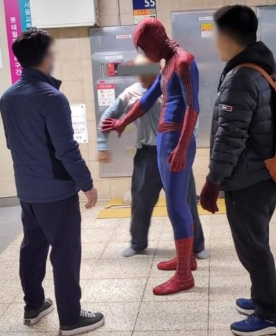 韓国・地下鉄、暴力沙汰になろうとしていたその時、「ヒーロー」現れて問題解決…と思いきや