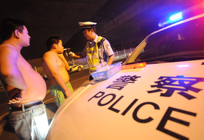 飲酒運転、車が警察署に突っ込む 英国