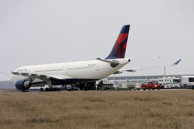 米NW機にまた不審人物？体調不良でトイレに長時間