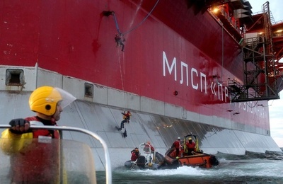 ロシア武装部隊が乗員を船に監禁 グリーンピース発表