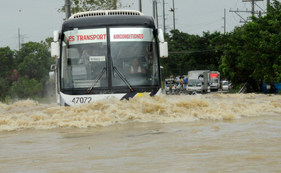 台風25号通過のフィリピン、道路などの復旧進む