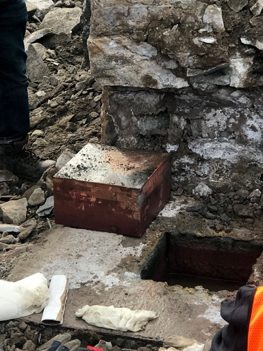 南軍将軍像の台座下から2個目のタイムカプセル 米