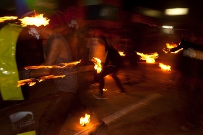 火の玉で噴火被害を追悼、エルサルバドルの祭り「ラ・レクエルダ」