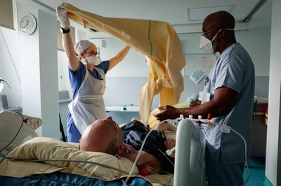 フランス、新規感染者9万人超 2日連続で過去最多更新