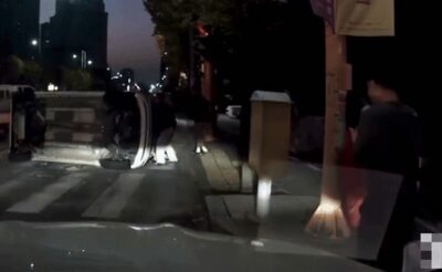 車が横転、ドライバーを市民が一斉救助…韓国・感動の光景「どこからともなく集まってきた」