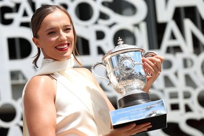 シフィオンテクが記念撮影 全仏OP3連覇から一夜