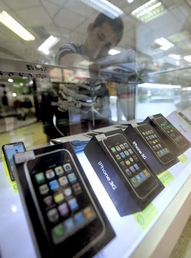 中国でiPhoneの販売不振、高価格と機能の制限がネックに