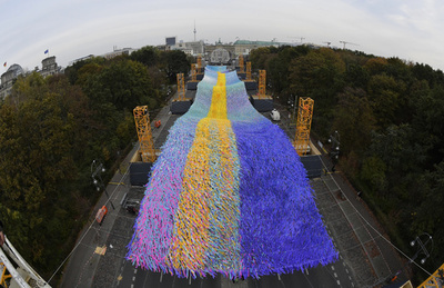【今日の1枚】3万人の思いが鮮やかな「川」に ベルリン