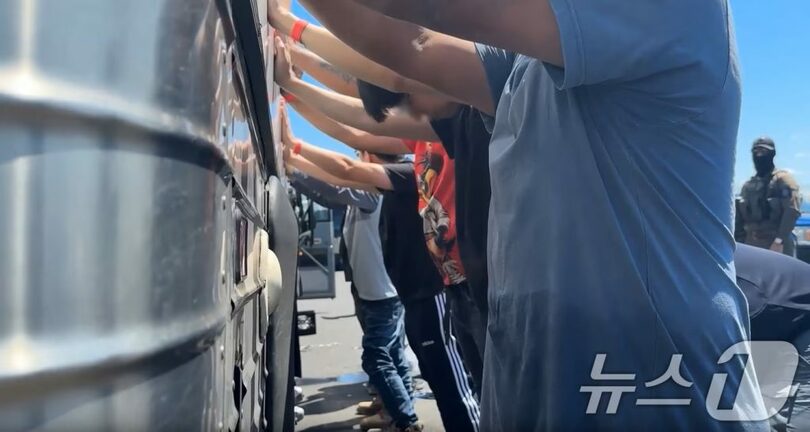 ICEが公開した韓国人従業員取り締まりの様子＝ICE公式サイト(c)news1