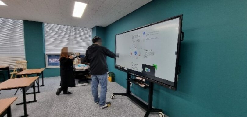 塾で活用されている電子黒板（写真=現代アイティ提供）(c)NEWSIS