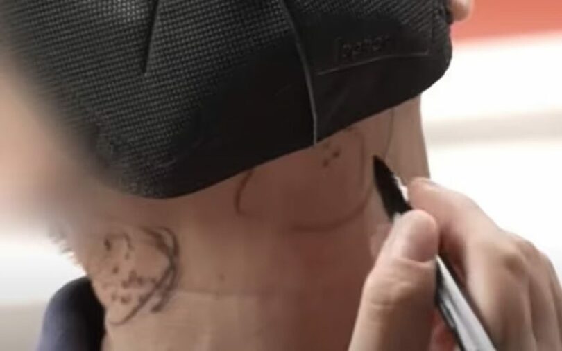 記者会見で被害娘の傷を自ら再現する父親の姿＝MBC(c)news1