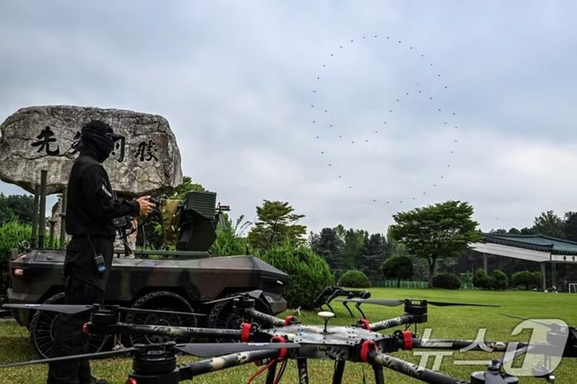 群制御するドローンで上空に韓国国旗の模様を描く陸軍兵士＝韓国陸軍(c)news1