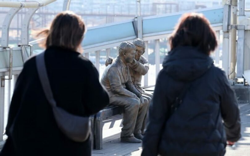 ソウル・麻浦大橋に設置された「もう一度だけ」銅像(c)news1