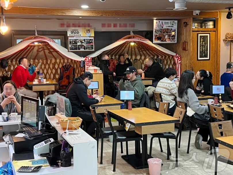 27日午後、混雑する中央アジア通りのモンゴル伝統料理店(c)news1