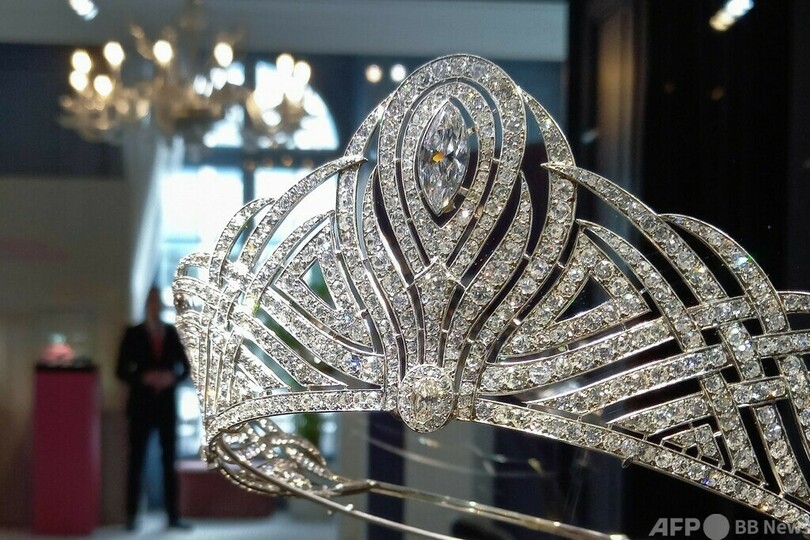 英貴族のティアラ、約1億4500万円で落札 戴冠式で2度着用