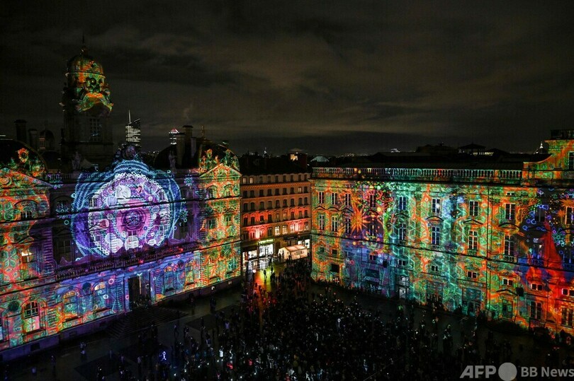 仏リヨンで「光の祭典」 街全体がライトアップ