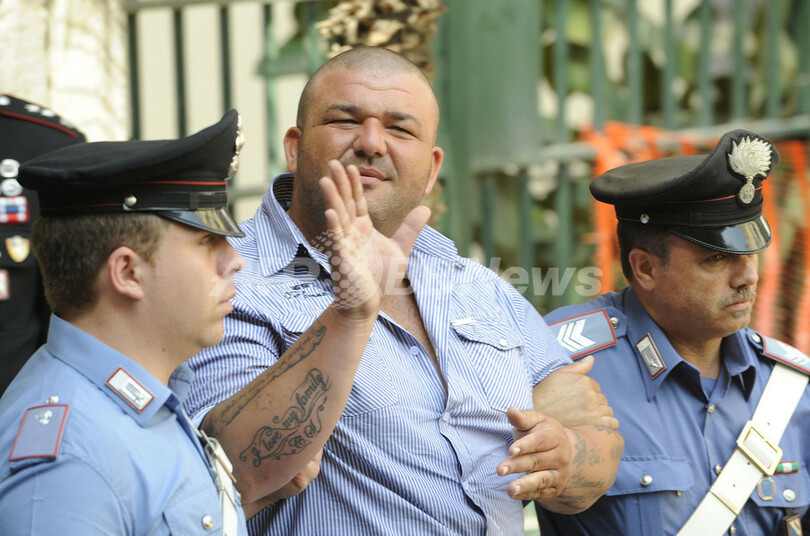 ナポリ警察 マフィアを一斉取り締まり 64人逮捕 写真13枚 国際ニュース Afpbb News