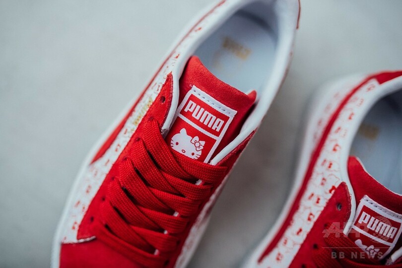 「プーマ」がハローキティとコラボ、スウェード50周年を記念した限定モデル