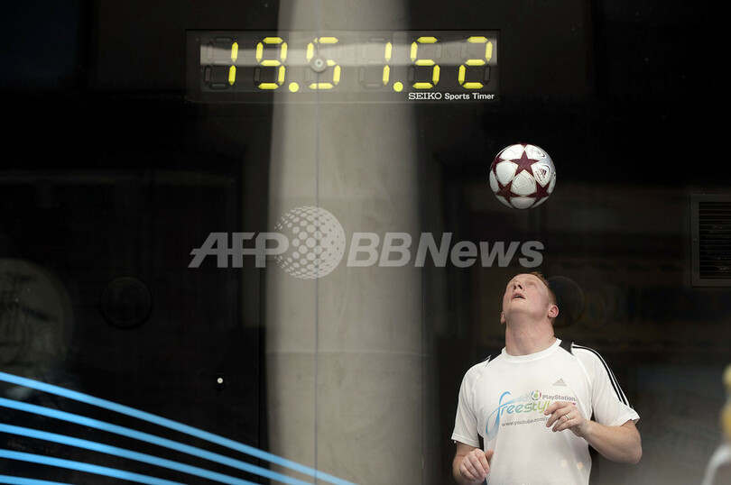 サッカーボールのリフティングでギネス記録達成 連続24時間 写真2枚 国際ニュース Afpbb News