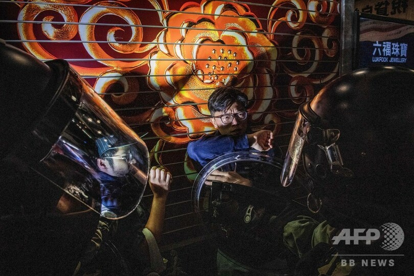 「初心忘れるな」 香港で再びデモ、警察が催涙弾