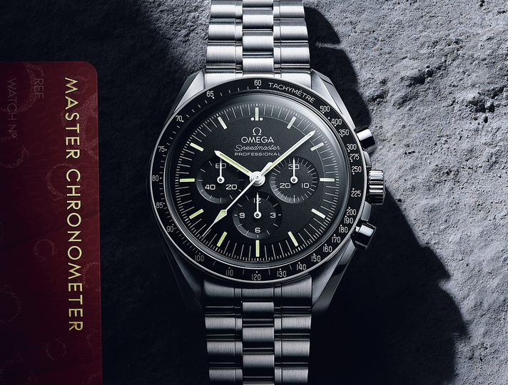 OMEGA(オメガ)/スピードマスター ムーンウォッチ マスタークロノメーター<br><br />デザインのベースとなったのは、1969年のアポロ11号計画で着用された第4世代モデル。写真はオリジナルと同様、風防にヘサライトガラス(強化プラスチック)を採用したモデルで、全面サテン仕上げを施したブレスレットが付属。手巻き。ステンレススティール、ケース直径42㎜、50m防水。税別67万円。サファイアクリスタルのモデル(ブレスレット/税別77万円)もラインナップ。