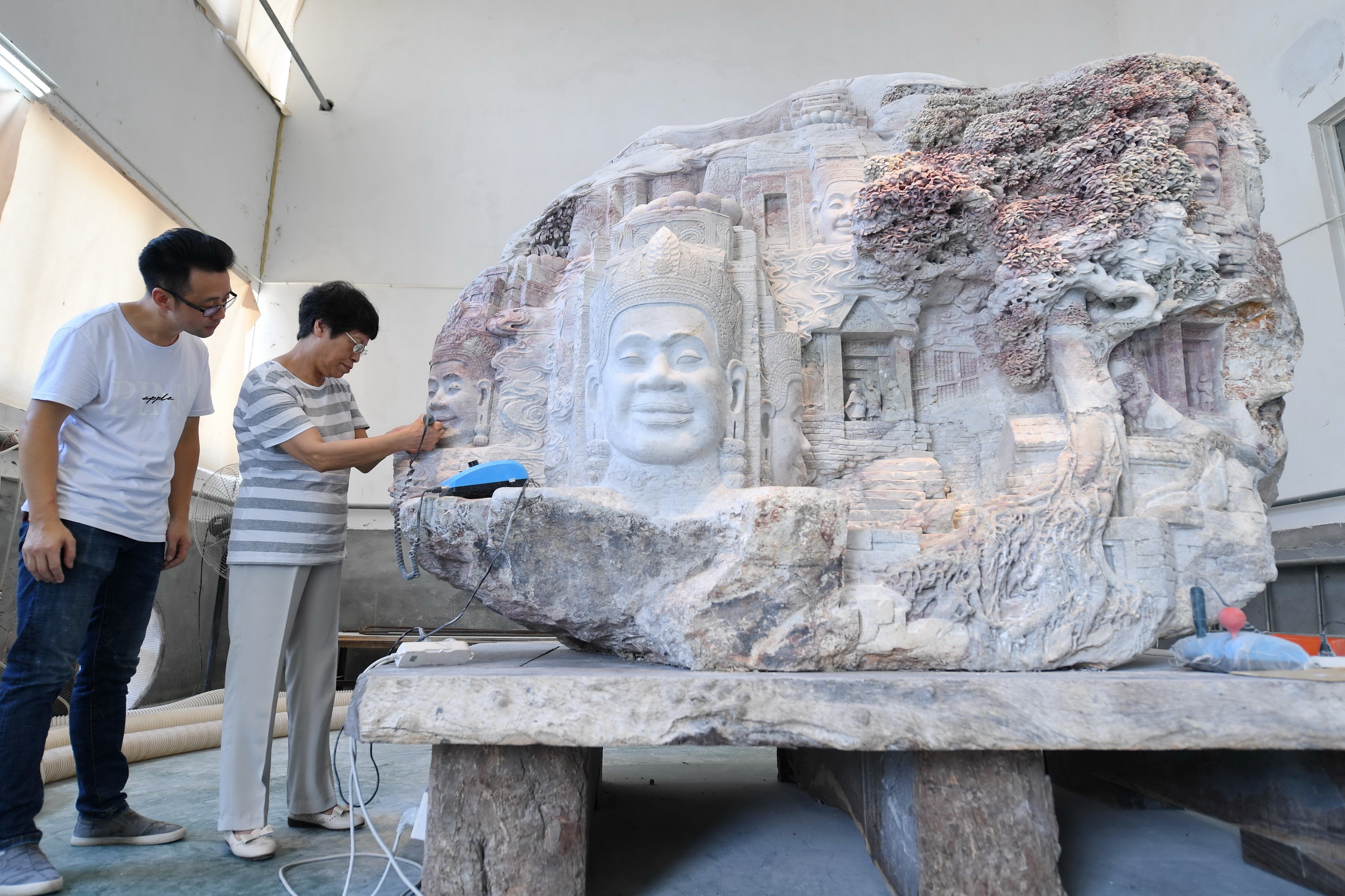 巨大な石彫作品がアンコールワットの美を表現 中国・福建省 写真