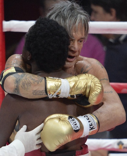 62歳の米俳優ミッキー・ローク、ボクシング復帰戦で勝利 写真13枚 国際