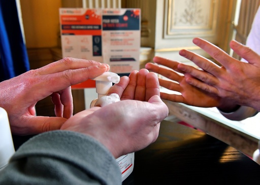 ペン持参して、列は1メートル間隔で…新型コロナ流行下で地方選、フランス