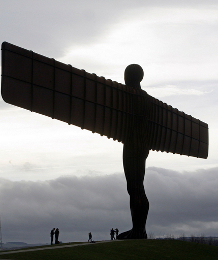 丘の上から街を見守る鋼鉄の天使、翼幅54メートル 写真12枚 国際