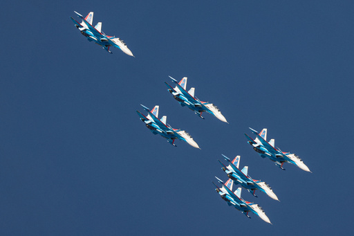 青空彩るアクロバット飛行 ドバイ航空ショー開幕 写真枚 国際ニュース Afpbb News